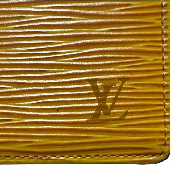 ‼️SOLD‼️Authentic Louis Vuitton Epi Card Holder - Picture 9 of 12